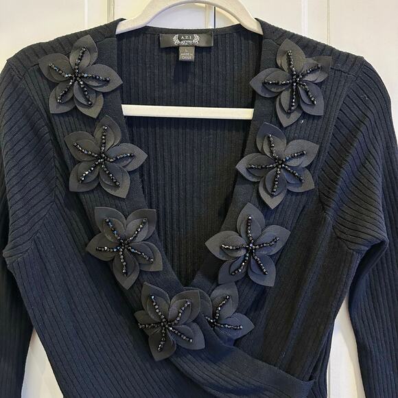 A.Z.I. New York Women Black V-Neck Dressy Sweater 3D Floral Appliqué Size L NWT - Picture 4 of 9